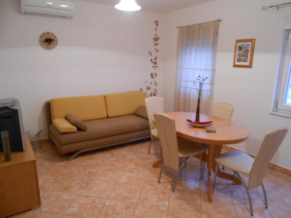 Apartments Luvi Трогир Стая снимка