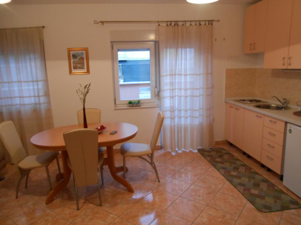 Apartments Luvi Трогир Стая снимка