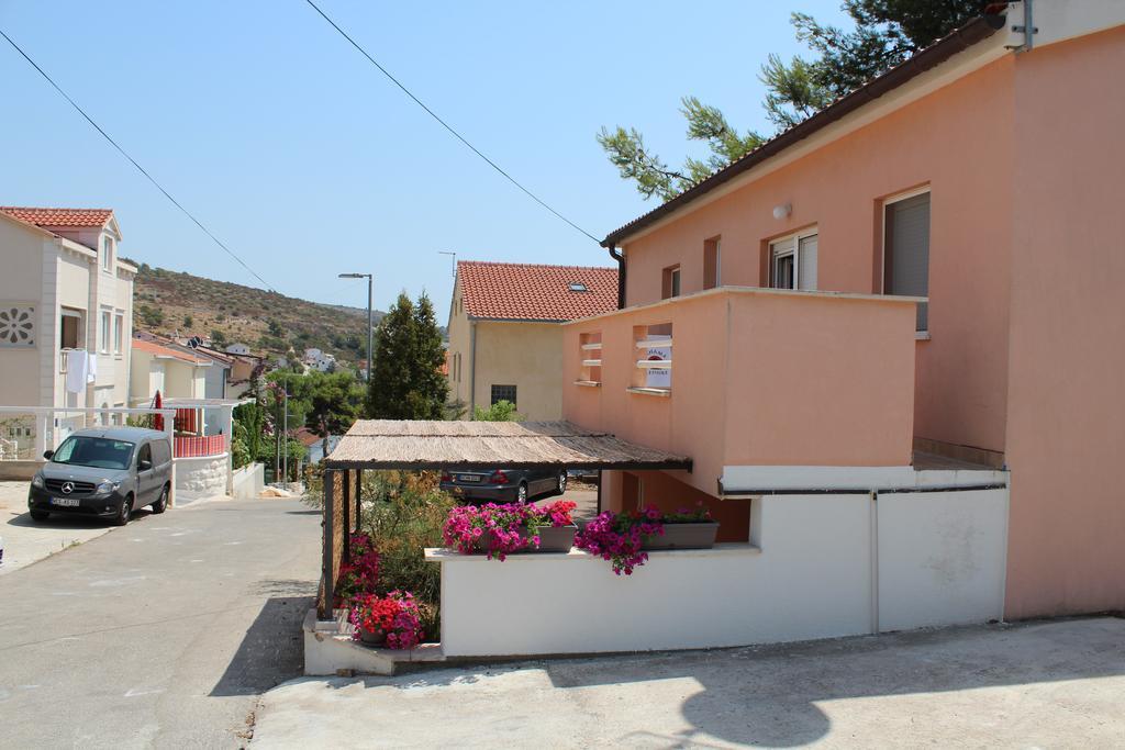 Apartments Luvi Трогир Екстериор снимка